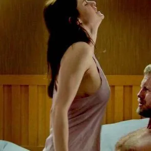 Les seins d'Alexandra Daddario rebondissent dans une scène de sexe