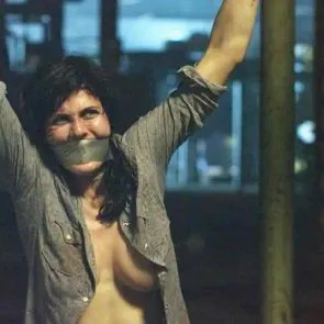 Alexandra Daddario seins dans le décolleté