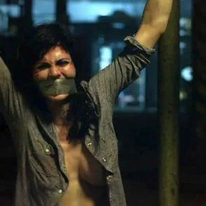 Alexandra Daddario seins couverts