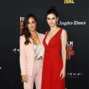 మింకా కెల్లీతో అలెగ్జాండ్రా డాడారియో క్లీవేజ్ జగన్