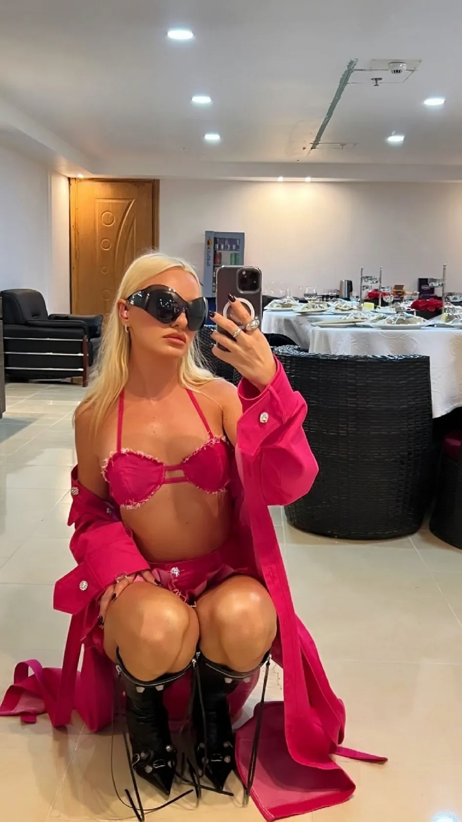 Alexandra Stan Selfie