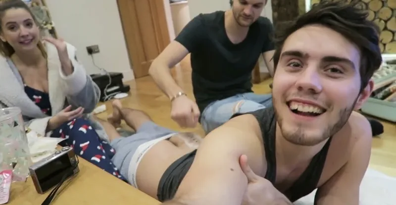 Hari terkenal dalam talian dengan hari telanjang yang indah