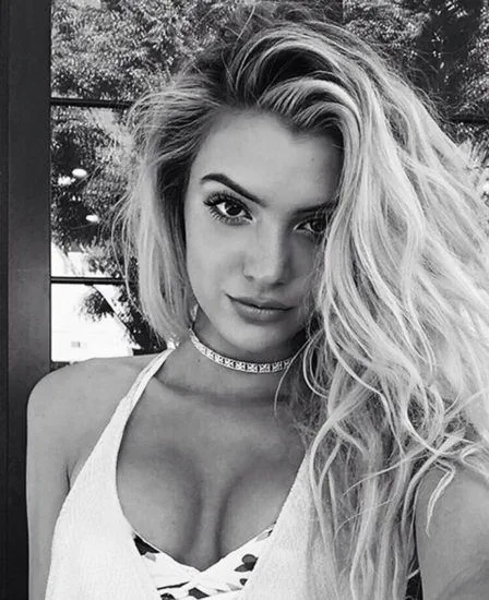 Alissa Violet heet decolleté