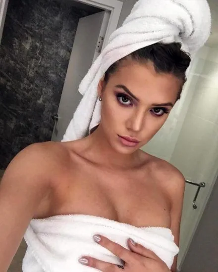 Alissa Violet naakt na het douchen