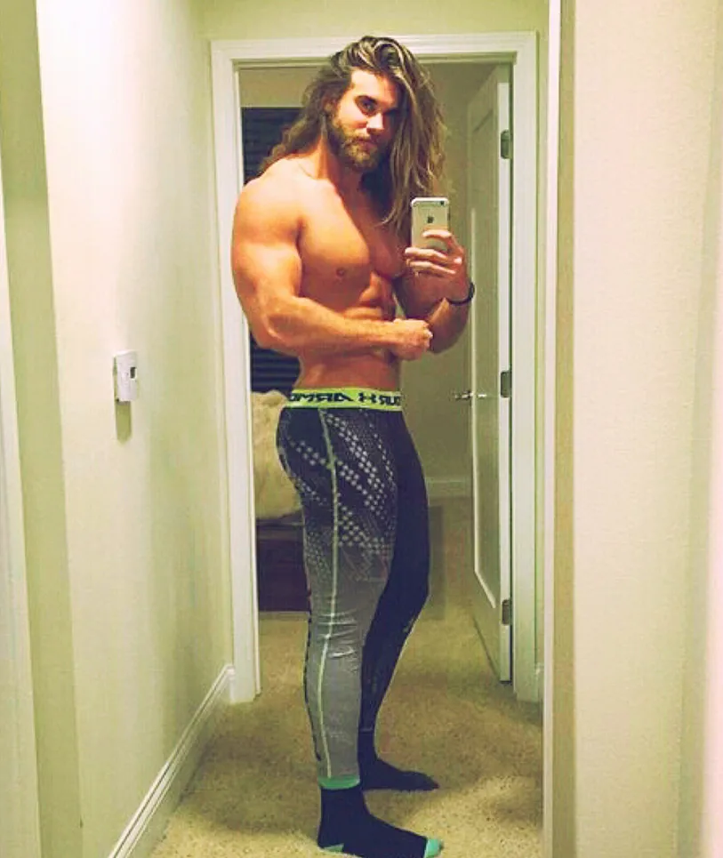 Ο Brock Horn αποκαλύπτει το μυς του, μεγάλες λεπτομέρειες