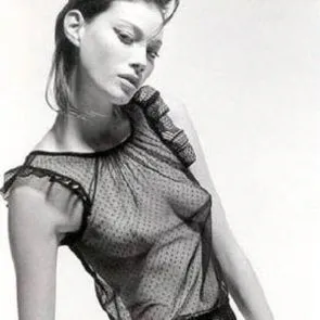 Alyssa Sutherland cycki w patrz przez