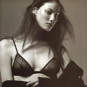 Alyssa Sutherland cycki w zobacz thru