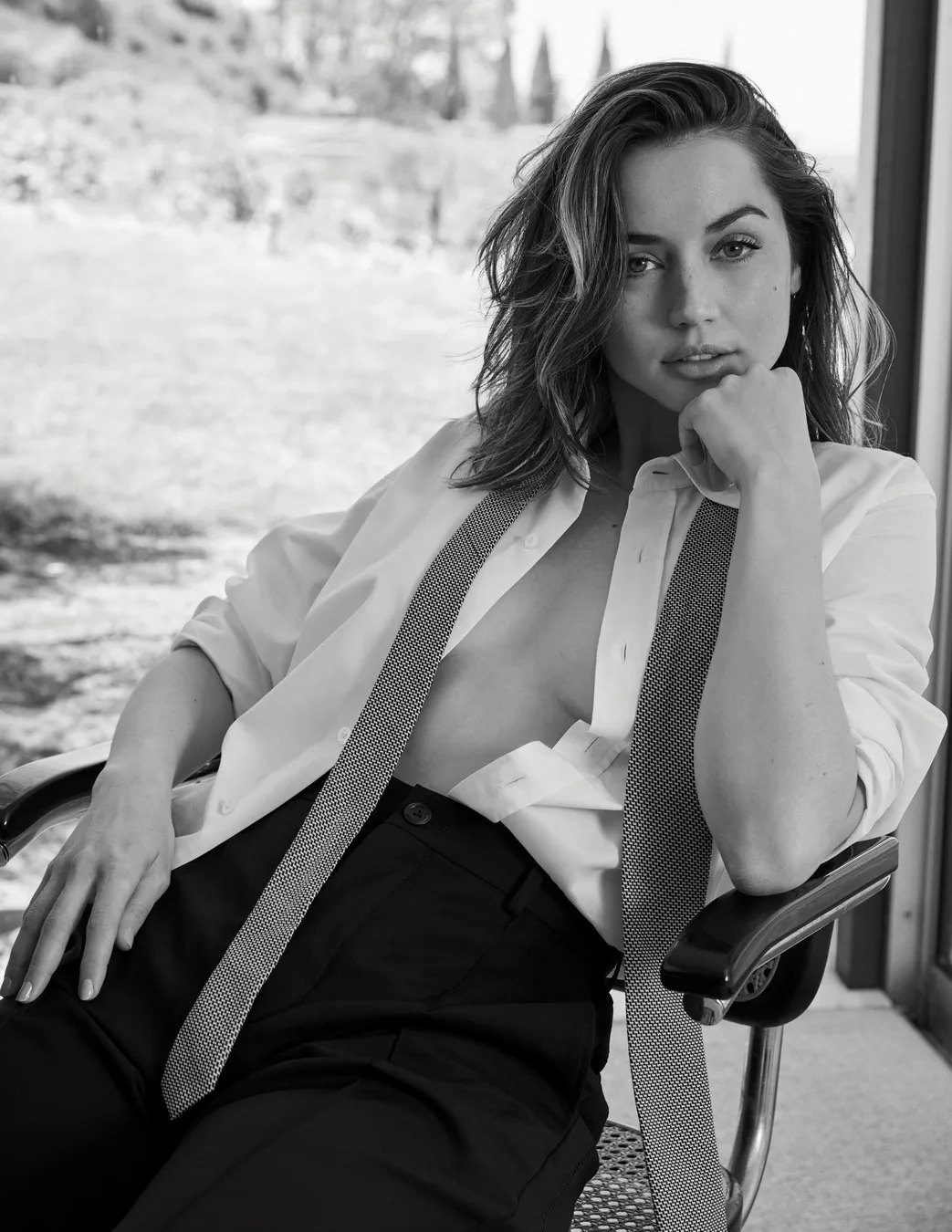 Ana de Armas Braless