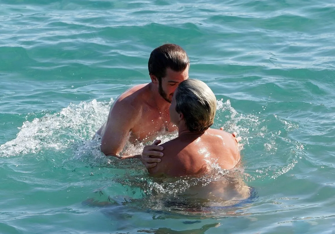 Andrew Garfield gay kiss