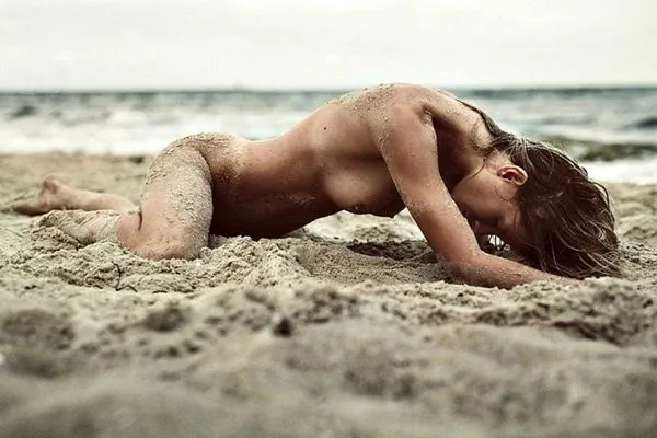 אנג'לה אולשבסקה עירומה - חברה למשחק השנה הראתה את הכוס שלה!