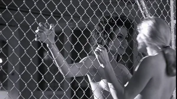 மூவி கியாவில் நிர்வாணமாக போஸ் கொடுக்கும் ஏஞ்சலினா ஜோலி