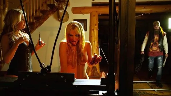 Tawny Amber Young, Devanny Pinn, Shannon Lark a nahá scéna Angie Savage z filmu „Rodina“