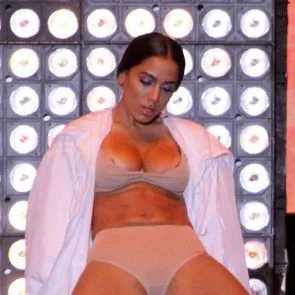 Anitta alasti rind libiseb