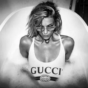 10-Anja-Rubik-átlátszó szexi mellek