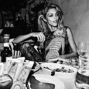 11-Anja-Rubik-átlátszó szexi cicik