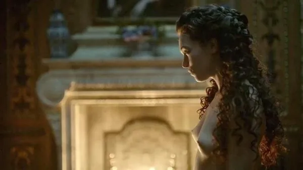 آنا بروستر مشهد عاري الصدر من 'فرساي'