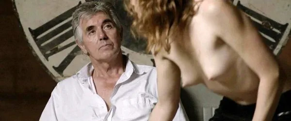 Топлес член Антьє Моннінг смокче фільм 'Смак життя'