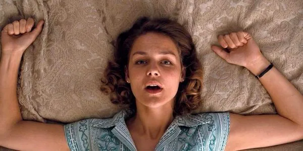 Antje Traue in Luise Heyer lezbična scena iz filma 'Dark'