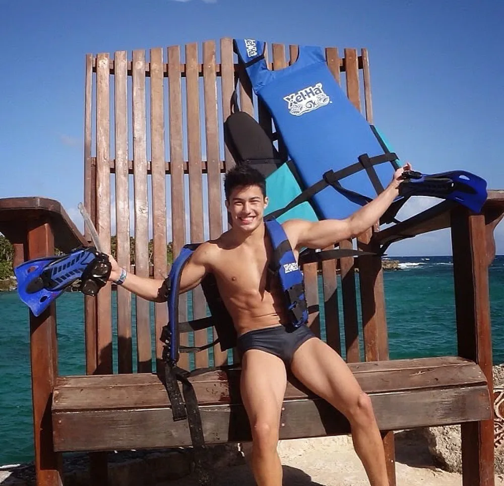 आर्थर नोली मारियानो पीट में नग्न हो गया है