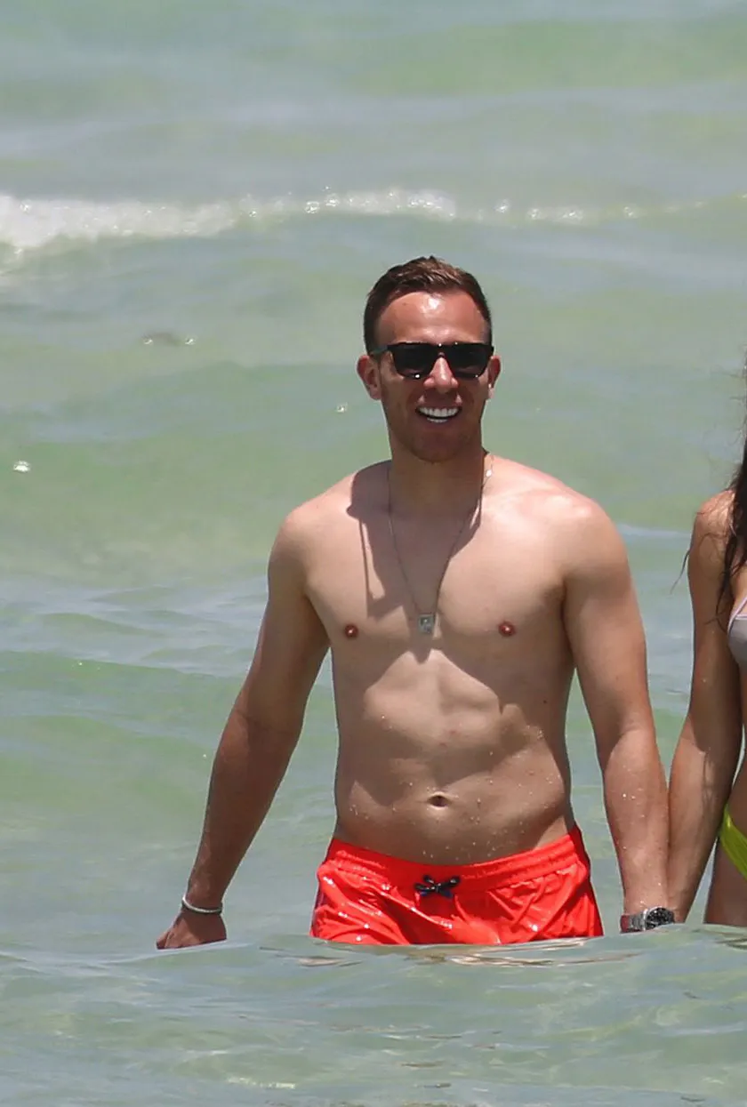 Arthur Melo shirtless