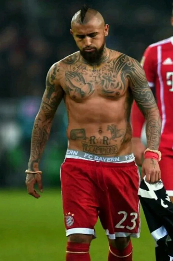 Arturo Vidalは上半身裸でバルジの写真