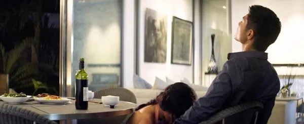 Ashina Kwok pijpscène uit ‘Lazy Hazy Crazy’