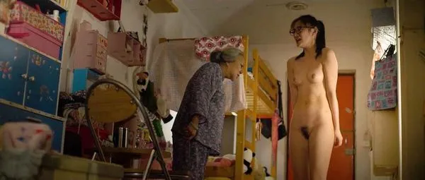 Асхина Квок гола грмља и сисе у филму „Лази Хази Црази“