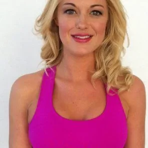 Оголені пластикові сиськи Ешлі Бланкенші на приватних фото