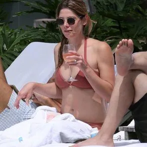 Ashley Greene vartalo bikinit uima-altaalla