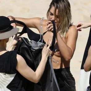 Модель Ешлі Харт з оголеними цицьками та стрингами на знімальному майданчику в Сіднеї