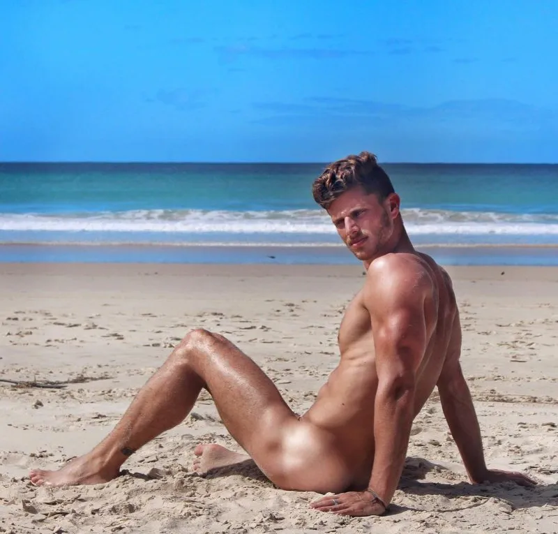 Naken og attraktiv ball