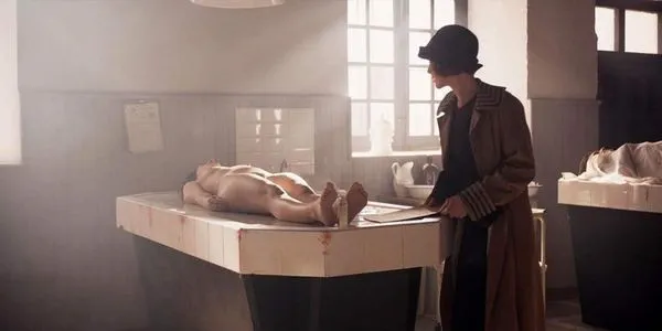 Adegan Telanjang Beatriz Arjona dari 'Cable Girls'