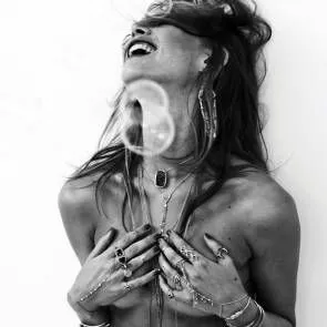 17-ベハティ-プリンスルー-レバイン-トップレス-ノーブラ