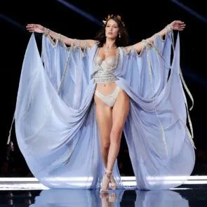 23-Bella-Hadid-Sexy-Victorias-Secret-Show-2017-Σαγκάη