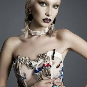 Bella Hadid med blont hår