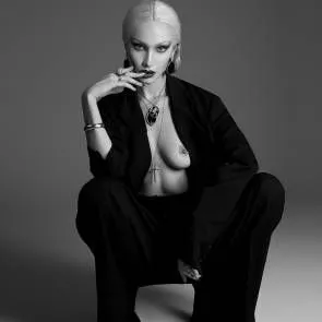 Bella Hadid bröstvårtan kikar