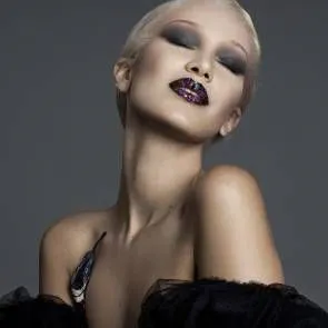 Bella Hadid med svart läppstift