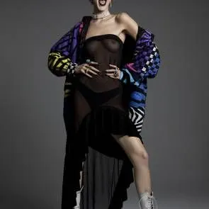 Bella Hadid tuttar för papperstidningen