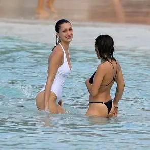 19-Белла-Хадид-Тхонг-Секи-Накед-Асс