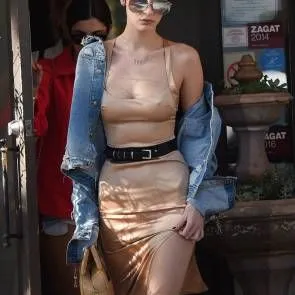 బెల్లా హడిడ్ హార్డ్ ఉరుగుజ్జులు