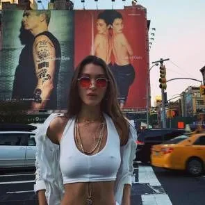 bella hadid nippless por su anuncio en vallas publicitarias en Nueva York