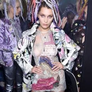 Bella Hadid vidieť cez prsia