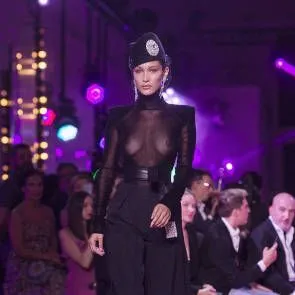 08-Белла-Хадид-Прозрачный