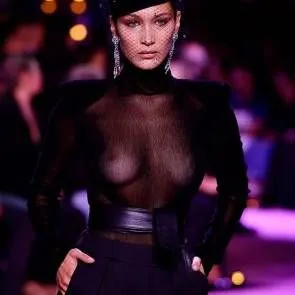 12-Белла-Хадид-Прозрачный