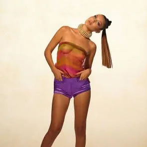 02-Белла-Хадид-Прозрачный