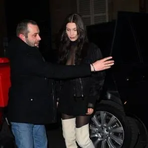 Η Bella Hadid σέξι βγαίνει από το αυτοκίνητο
