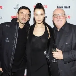 Bella Hadid med några killar på Marina Abramovic födelsedagsfest