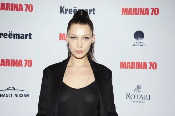 Bella Hadid Braless i svart topp