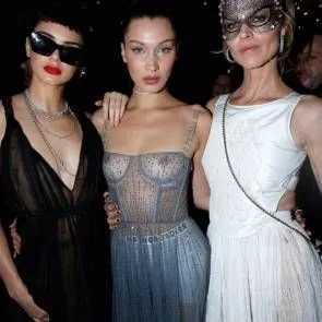 Белла Хадід красиві сиськи