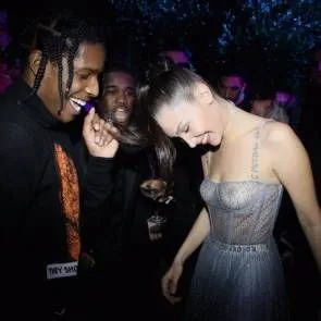 Белла Хадід Сміється